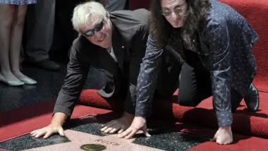 Alex Lifeson e Geddy Lee no dia em que o Rush ganhou uma estrela na Calçada da Fama