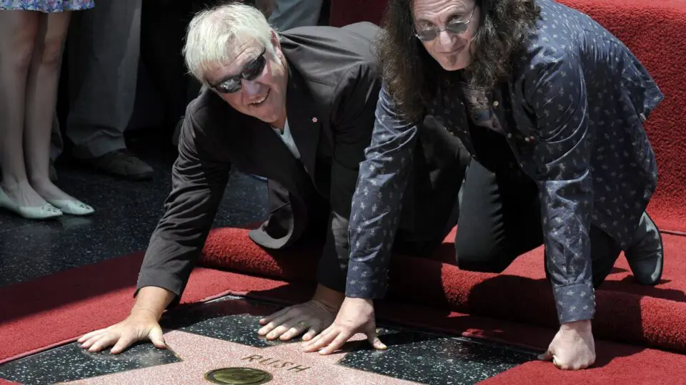 Alex Lifeson e Geddy Lee no dia em que o Rush ganhou uma estrela na Calçada da Fama