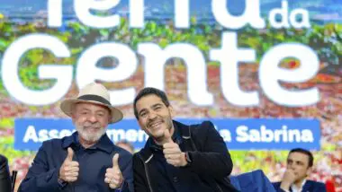 Lula e Jorge Messias durante cerimônia de desapropriação da Fazenda Brasileira e criação do Assentamento Maila Sabrina, no Paraná. Provável indicado do presidente ao STF, advogado-geral da União tem se posicionado contra interesses do agro e a favor de movimentos como o MST