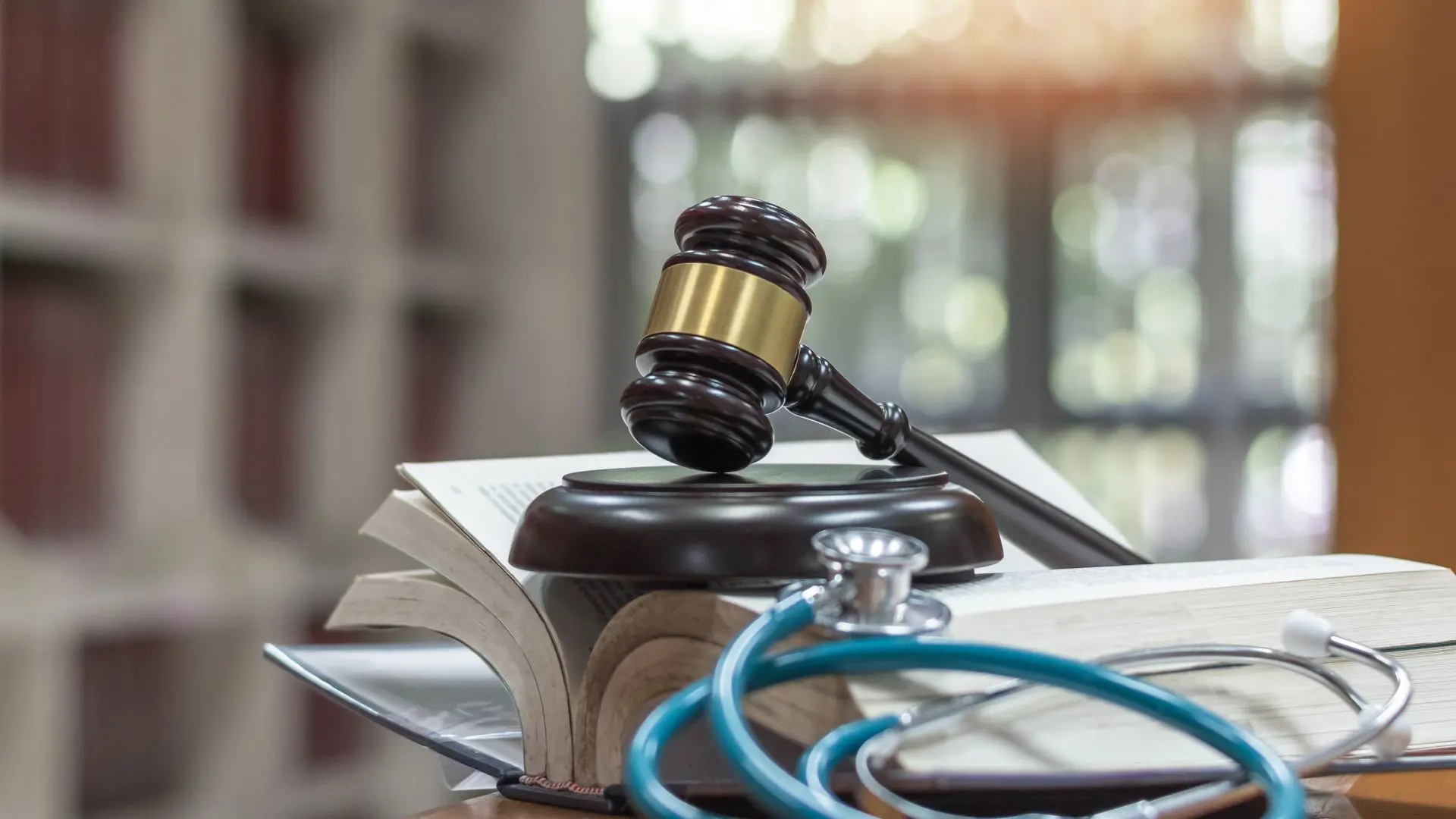 Um passo importante para atuar com segurança e reduzir riscos é buscar ajuda de advogados especializados em ações judiciais relacionadas à saúde. 