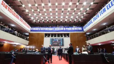 Após madrugada de obstrução pela esquerda, Zema conquista aprovação da PEC que mira privatizar a Copasa.