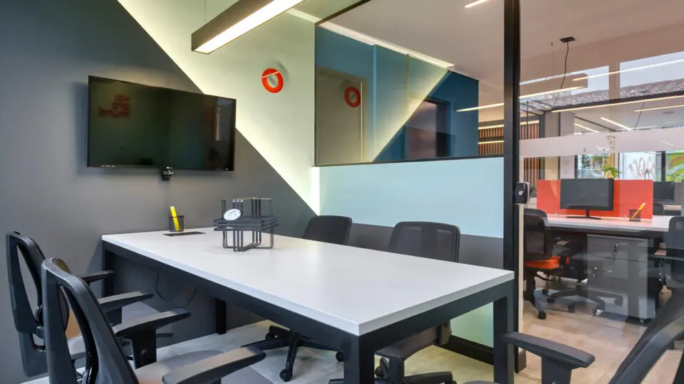 Com soluções personalizadas, design funcional e foco no bem-estar, a empresa curitibana transforma espaços de trabalho em ambientes mais produtivos.