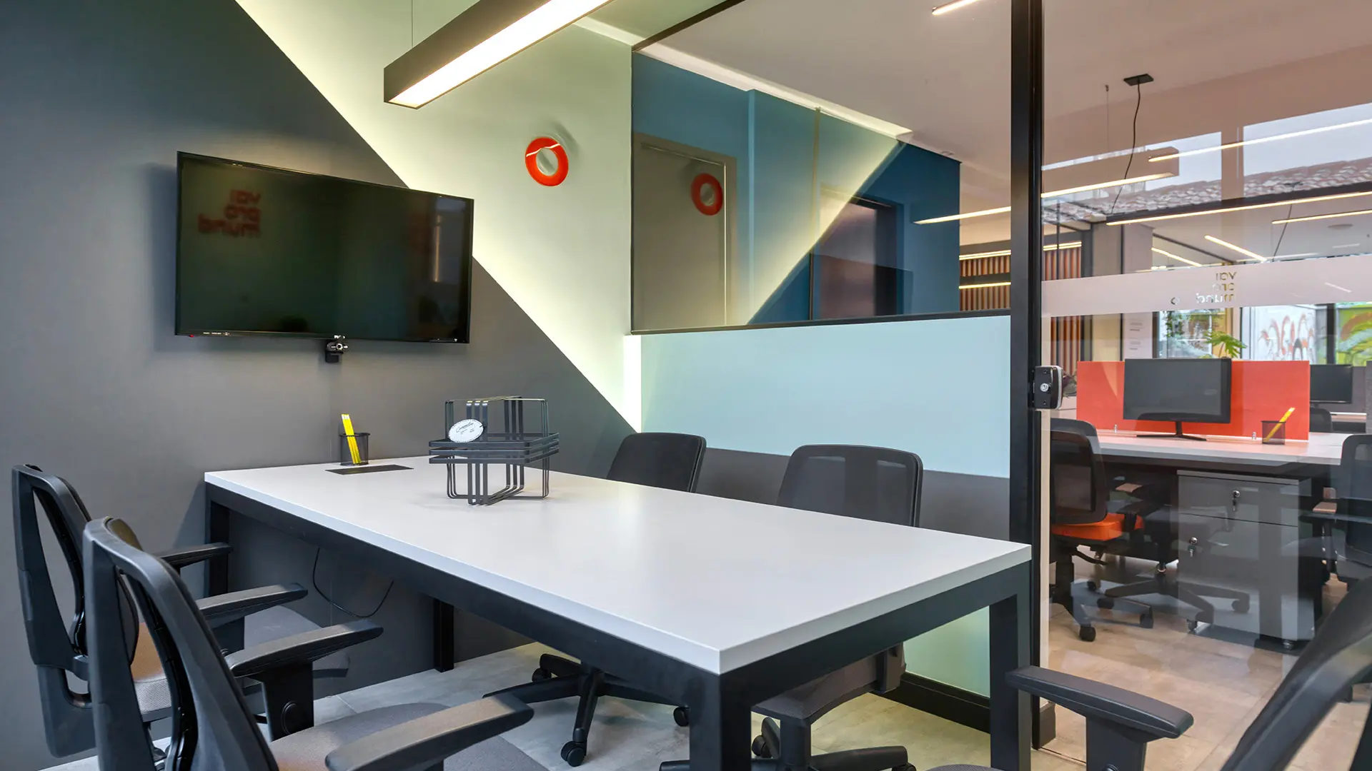 Com soluções personalizadas, design funcional e foco no bem-estar, a empresa curitibana transforma espaços de trabalho em ambientes mais produtivos.