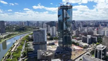 O prédio mais alto de São Paulo, em construção na Zona Sul, vai ultrapassar o Platina 220 e custar o mesmo que o gigante de Balneário Camboriú — mesmo com metade da altura.