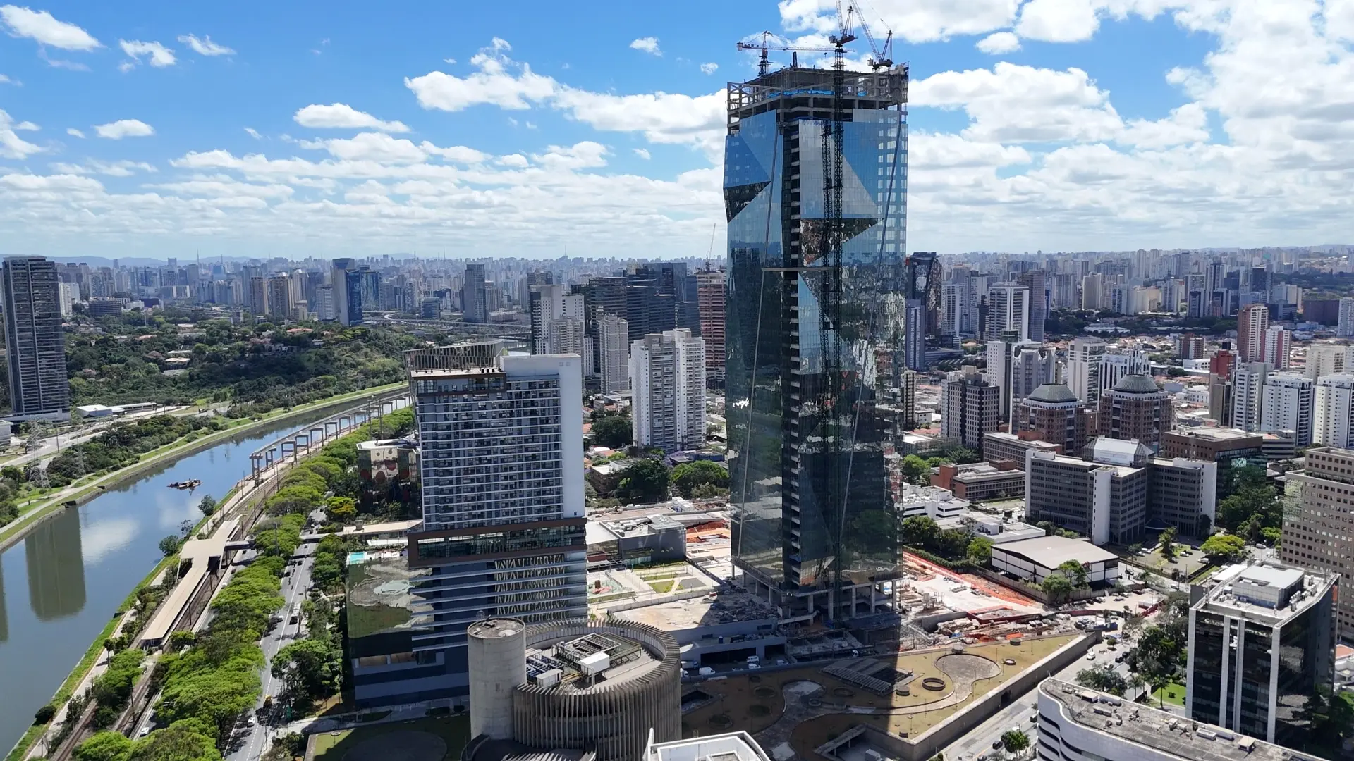 O prédio mais alto de São Paulo, em construção na Zona Sul, vai ultrapassar o Platina 220 e custar o mesmo que o gigante de Balneário Camboriú — mesmo com metade da altura.