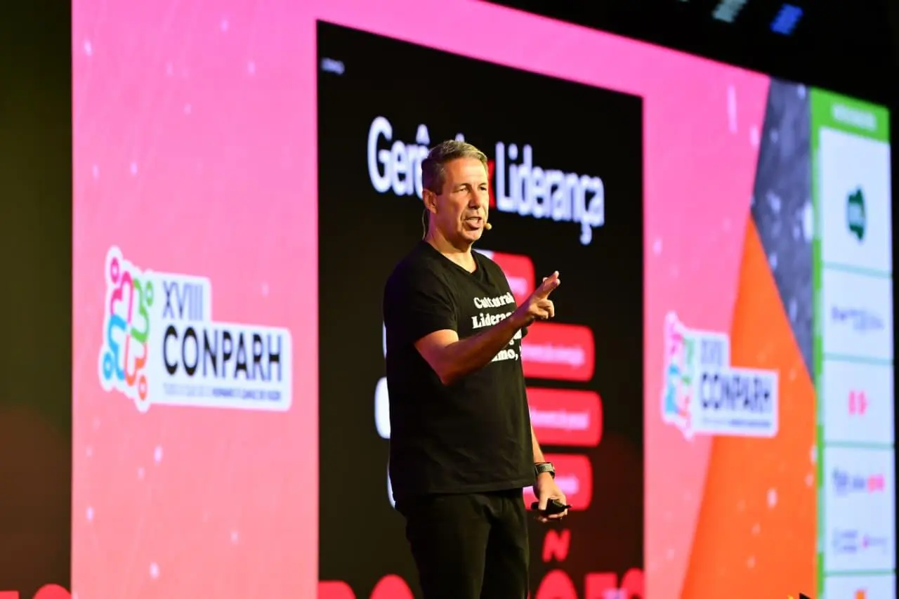 Um líder humanizado não apenas gerencia, mas inspira. Liderar não é sobre ser perfeito. Não é sobre ser exemplo. É sobre ser humano”, Adriano Lima