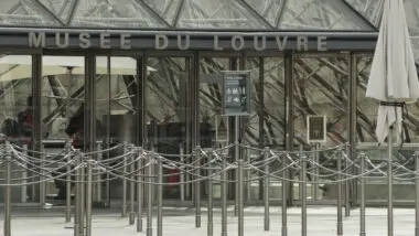 museu do louvre crise frança