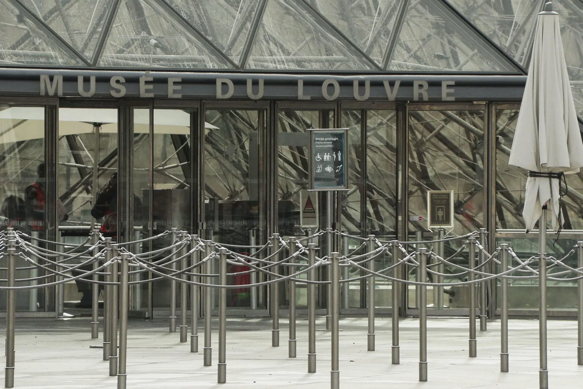 museu do louvre crise frança
