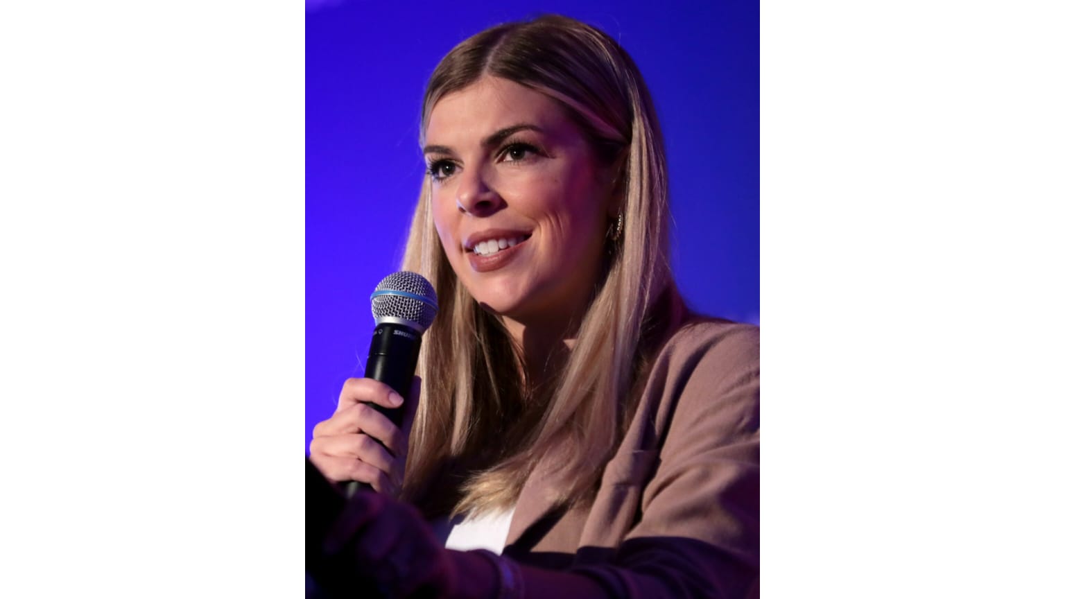 Um podcaster cristão que reúne uma multidão de mulheres nos EUA