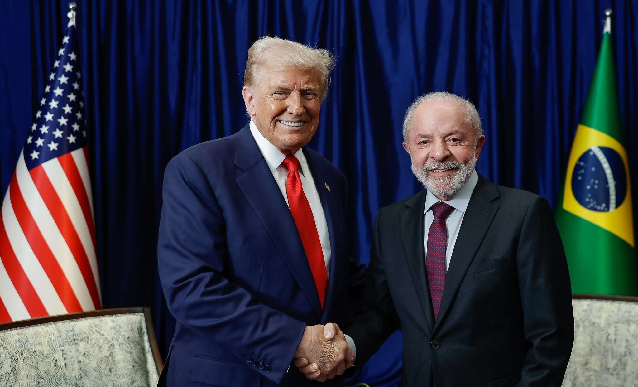 Ao lado de Lula, Trump sinaliza suspensão de tarifas e se diz incomodado com penas contra Bolsonaro