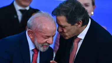O presidente Lula e o ministro Fernando Haddad, da Fazenda: arcabouço fiscal tende a ser mantido "por aparelhos" até as eleições.