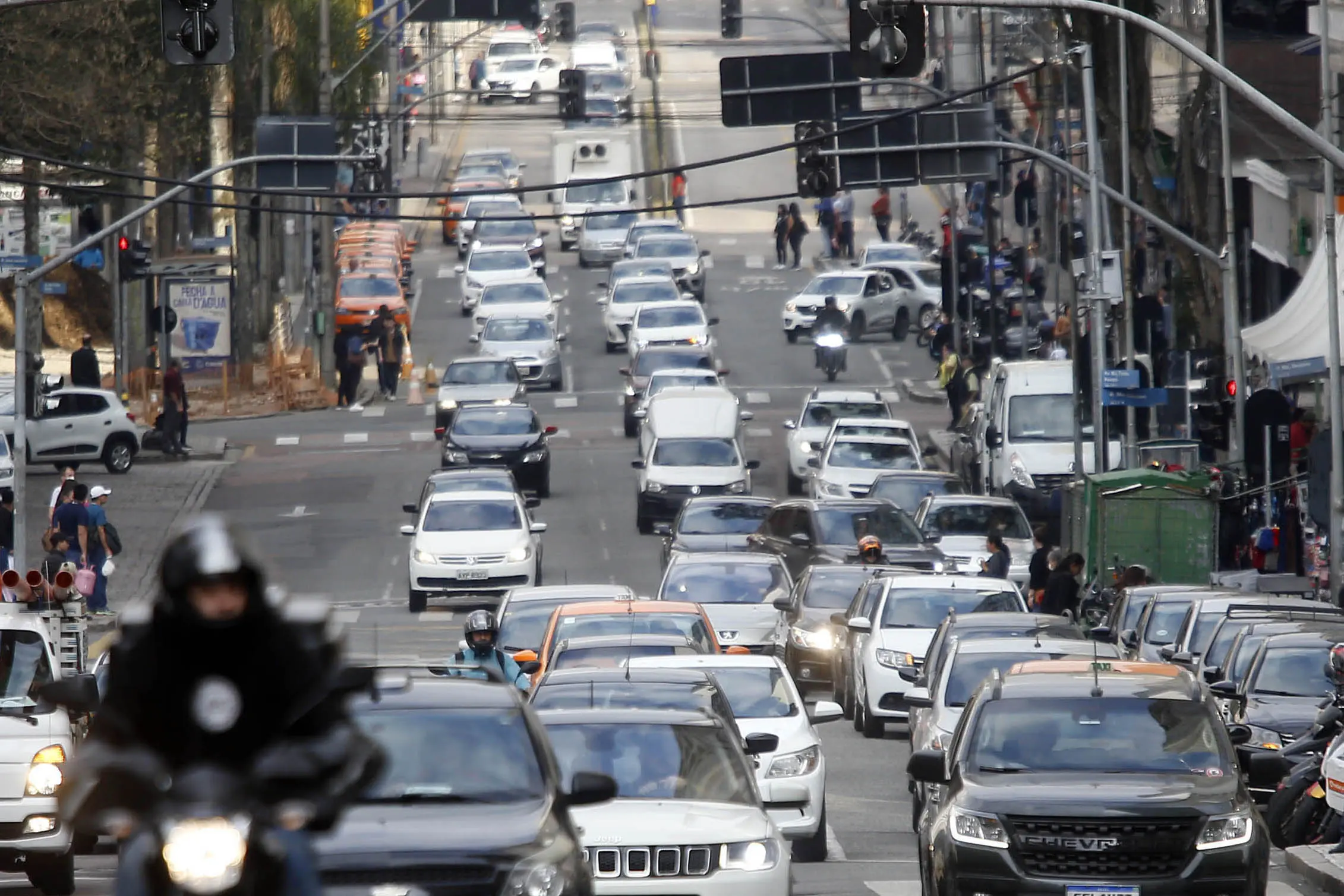 A redução do IPVA beneficia cerca de 3,4 milhões de proprietários de veículos, o que representa quase 83% da frota no Paraná.