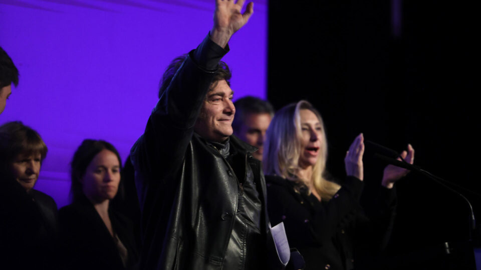 Com apoio de Trump, Milei ganha voto de confiança popular e atordoa esquerda argentina