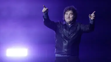 Javier Milei supera peronismo no parlamento argentino, obtendo maioria que facilita governabilidade.