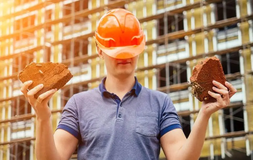No canteiro de obras, a segurança vem em primeiro lugar. O capacete não é um acessório, é a garantia da sua proteção!