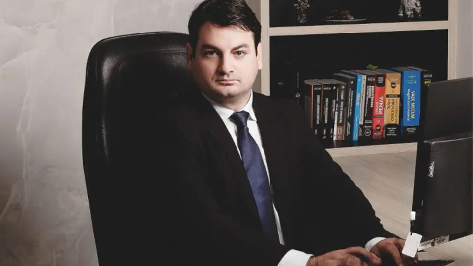 A saúde e a segurança no trabalho são responsabilidades de todos." Este é o recado final do Dr. Rogério para empregadores e trabalhadores. Ele reforça que a cultura de segurança colaborativa é a chave para reduzir riscos. Leia a matéria e veja como implementar essa cultura!