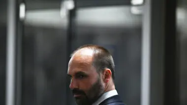 Eduardo Bolsonaro critica falta de resultados concretos após reunião de Lula com Trump.