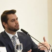 Prisão de Filipe Martins por suposto uso do LinkedIn seria impensável em uma democracia, dizem juristas Imagem referente a matéria