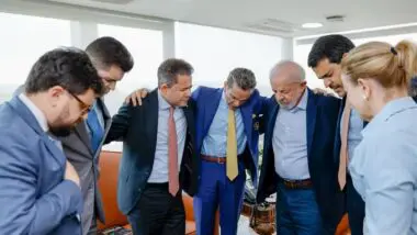 Religião: Lula se reúne com líderes evangélicos, ao lado de Jorge Messias. O petista enfrenta alta rejeição dentre o eleitorado evangélico.