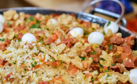 Minas Gerais lidera o consumo de carne suína, com pratos típicos como feijão tropeiro, torresminho, canjiquinha com costelinha e pão de queijo com pernil.