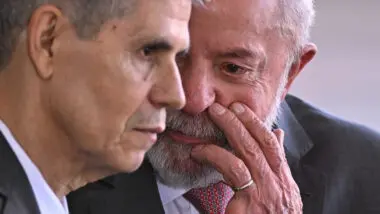 Contratos públicos: Sidônio Palmeira e Lula, em evento sobre TV digital. Um sócio do Secretário de Comunicação Social acumula contratos milionários com o poder público.