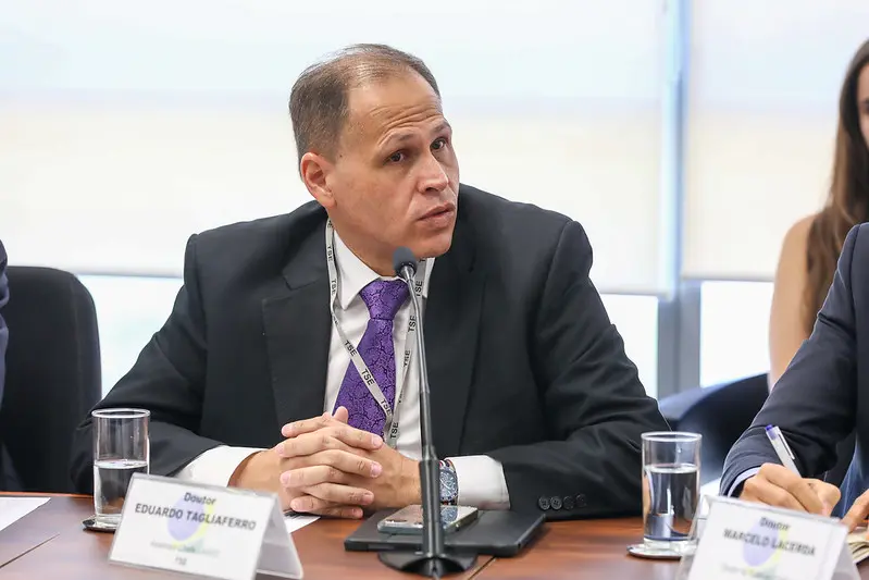 Decisão ágil: Eduardo Tagliaferro, durante reunião entre o TSE e plataformas digitais. O perito reagiu com estranheza à agilidade de Moraes para negar que seu julgamento ocorresse de forma presencial.