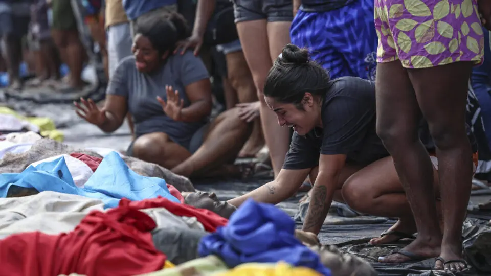 Moradores levam corpos de suspeitos mortos para recinhecimento de famílias em praça no Complexo da Penha