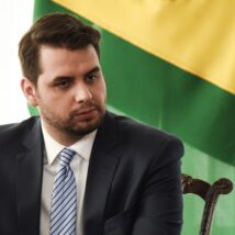 Filipe Martins é preso pela PF em casa por ordem de Moraes Filipe Martins, ex-assessor para assuntos internacionais da Presidência da República.