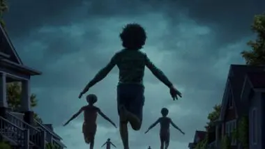 Crianças correm pela madrugada no cartaz de "A Hora do Mal"