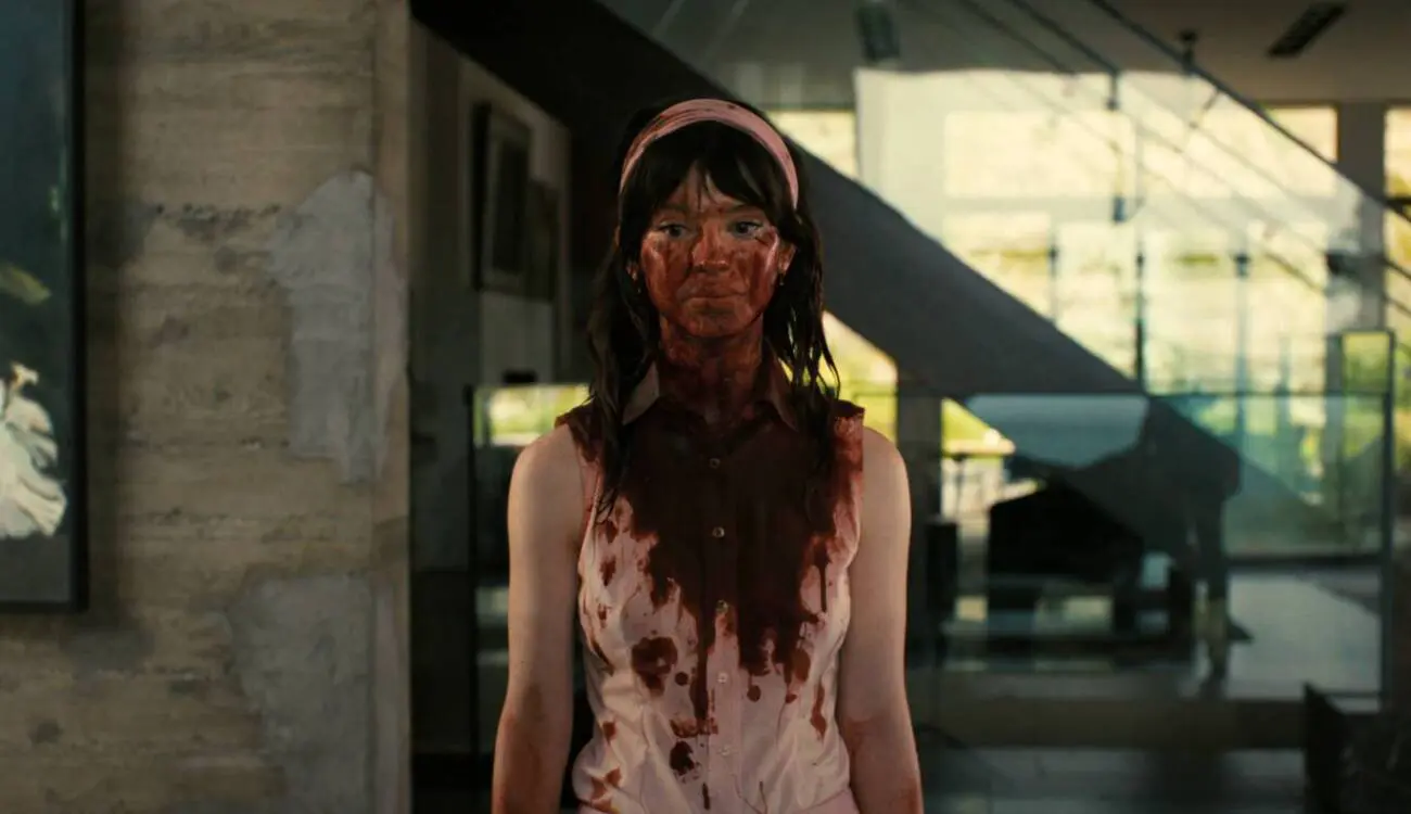 A atriz Sophie Thatcher faz a intrigante Iris no filme "Acompanhante Perfeita"