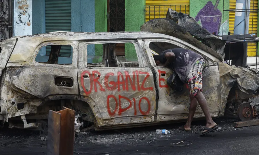 Moradores sofrem tortura do Comando Vermelho, diz decisão que autorizou operação