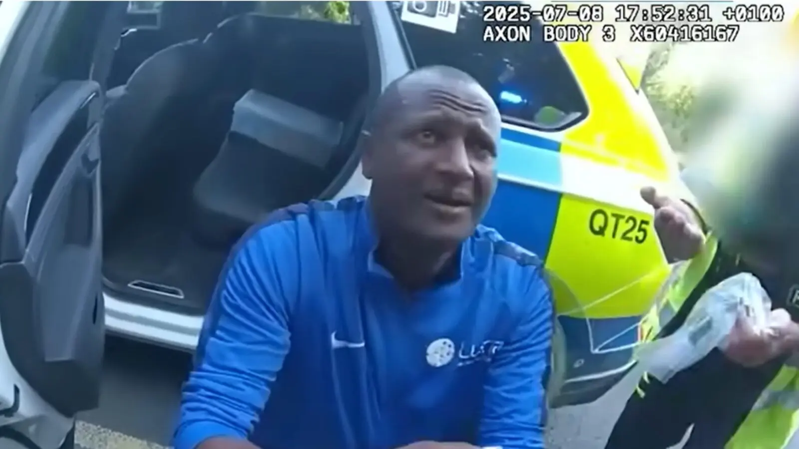 Depois de checar ao Reino Unido em um barco, imigrante foi preso por crime sexual e solto por engano.