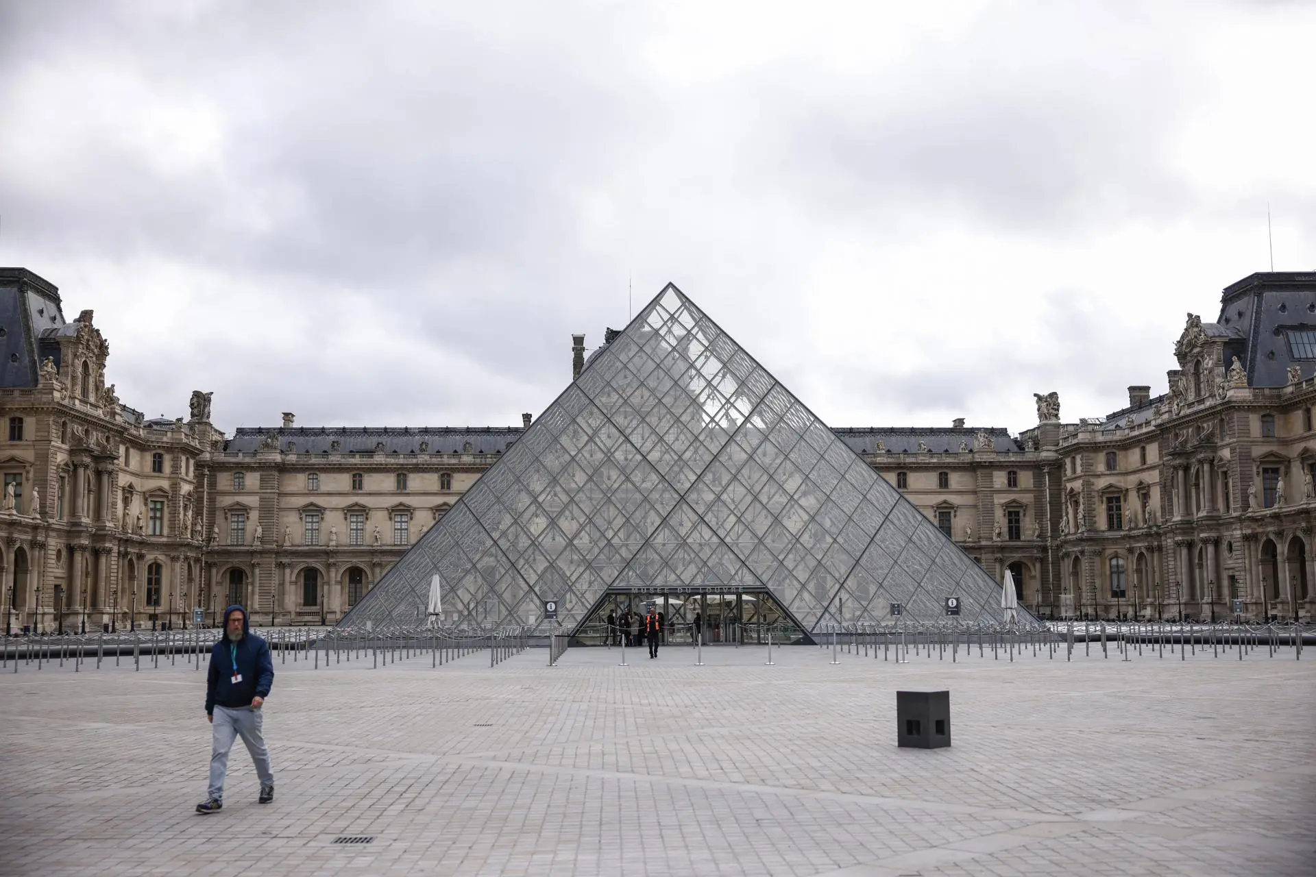 França prende cinco suspeitos de participação no roubo do Louvre