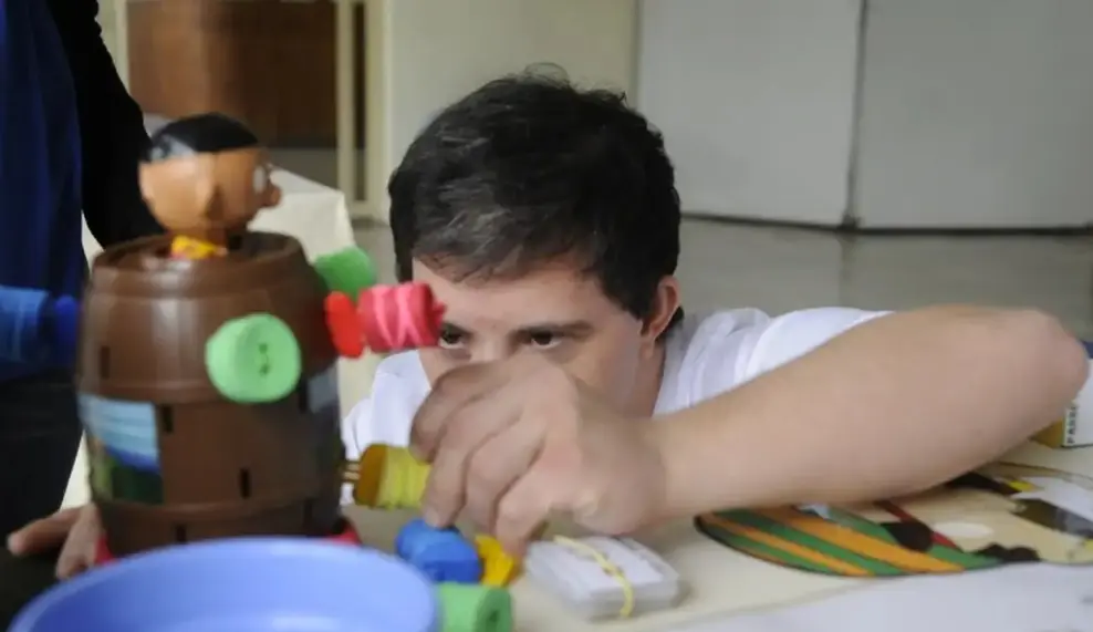 Atendimento nas escolas especializadas combina estímulos pedagógicos e terapêuticos voltados à autonomia dos alunos