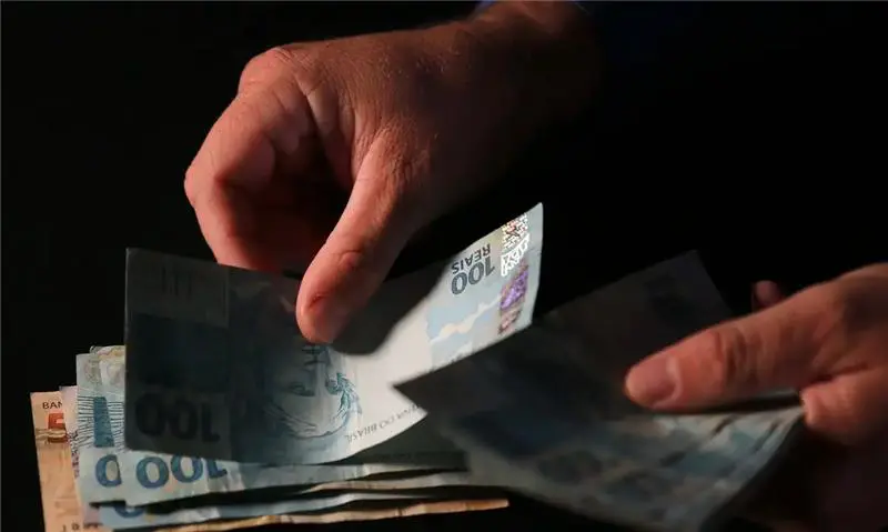 Com a aproximação das festas de fim de ano, a tendência é que o crédito volte a se expandir — e o endividamento também.