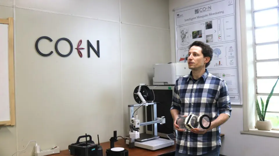 A inteligência artificial reconhece o som das asas do inseto — cada espécie possui uma frequência específica — e pode até indicar se o mosquito causador da dengue já fez uma picada.
