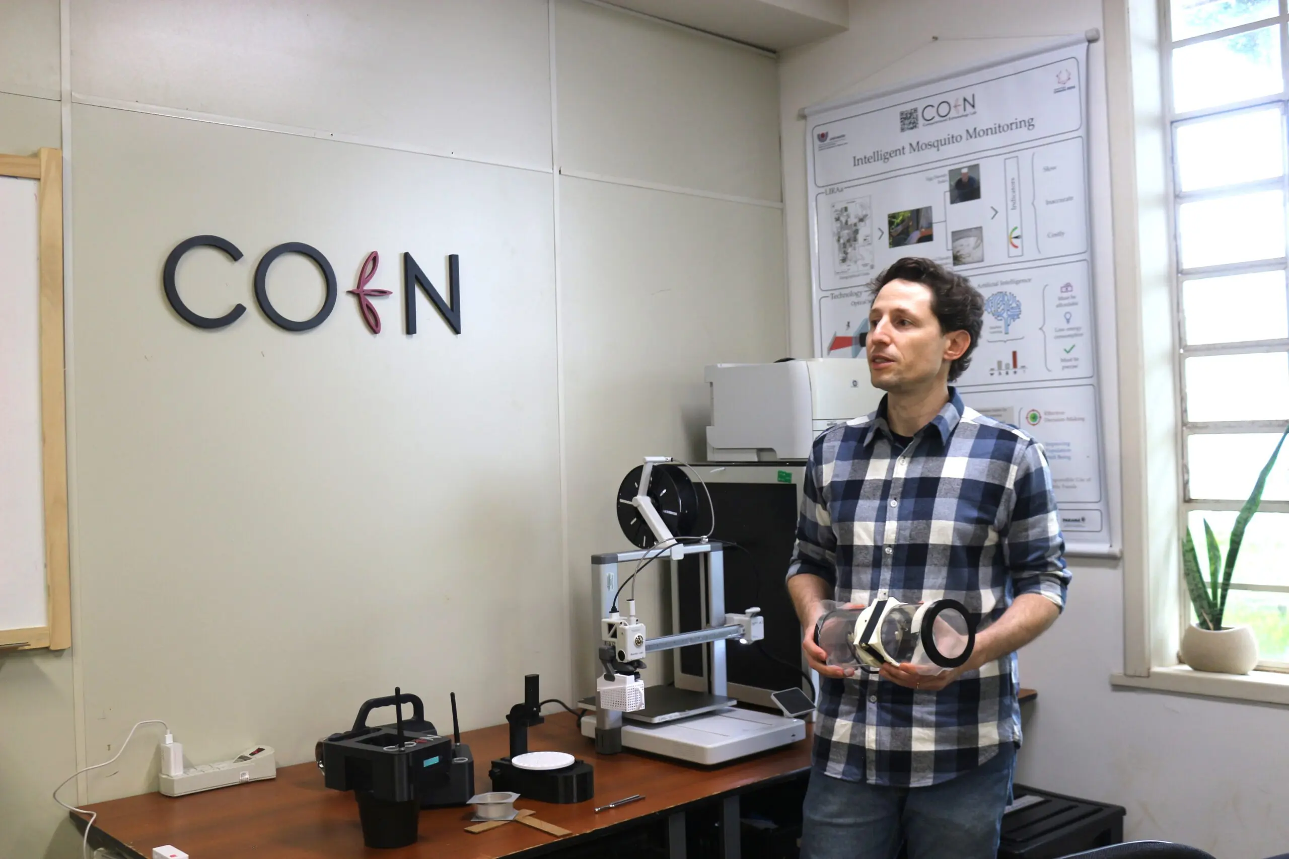 A inteligência artificial reconhece o som das asas do inseto — cada espécie possui uma frequência específica — e pode até indicar se o mosquito causador da dengue já fez uma picada.