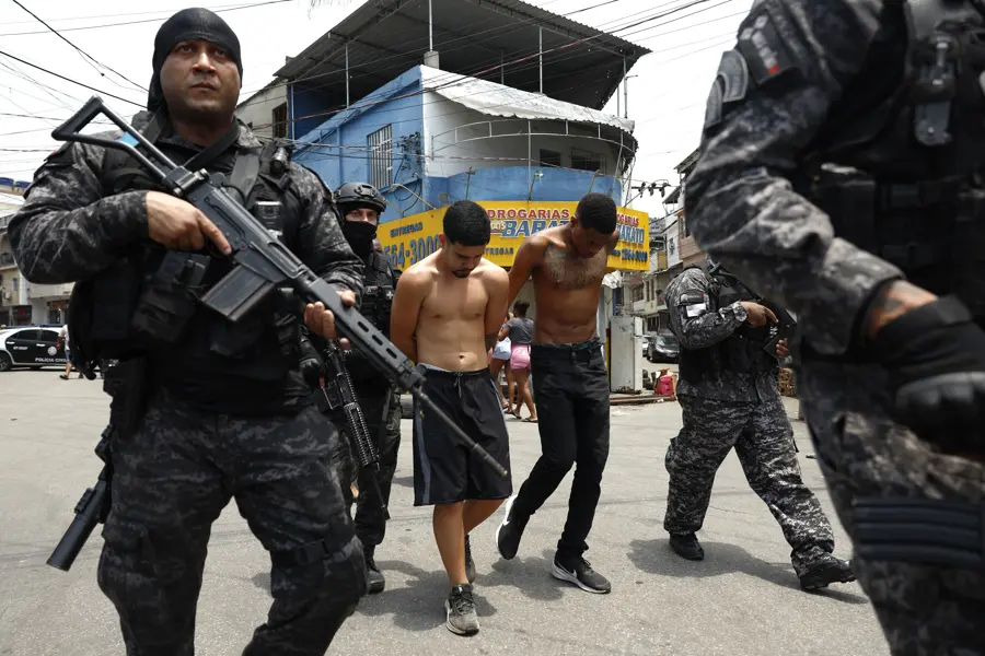Policial durante Operação Contenção, no Rio de Janeiro.