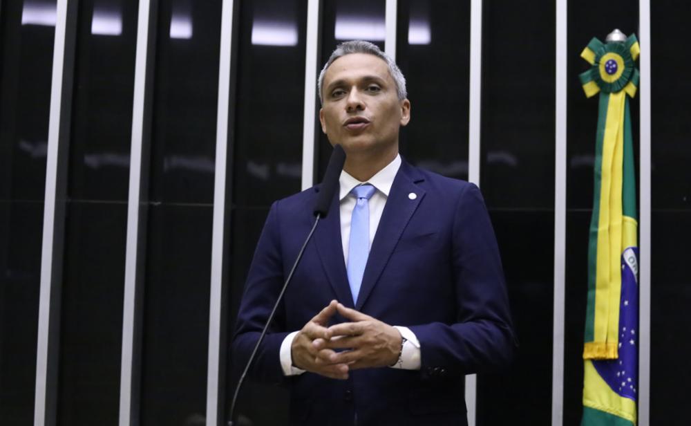 Moraes suspende ação penal contra Gustavo Gayer