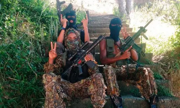 Traficantes do Comando Vermelho posam para contas de redes sociais que celebram a facção