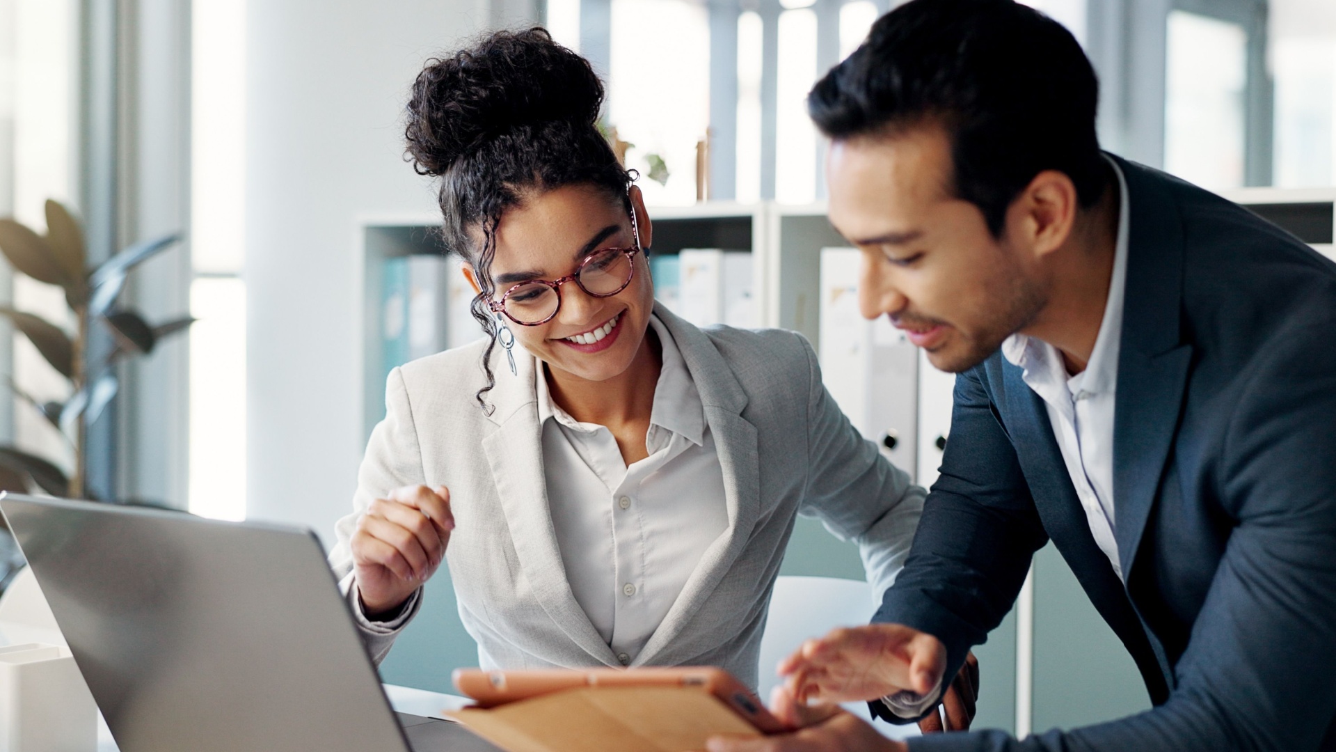 A decisão jurídica final deve ser humana. A IA é uma ferramenta de apoio, não de substituição da autonomia intelectual do advogado.