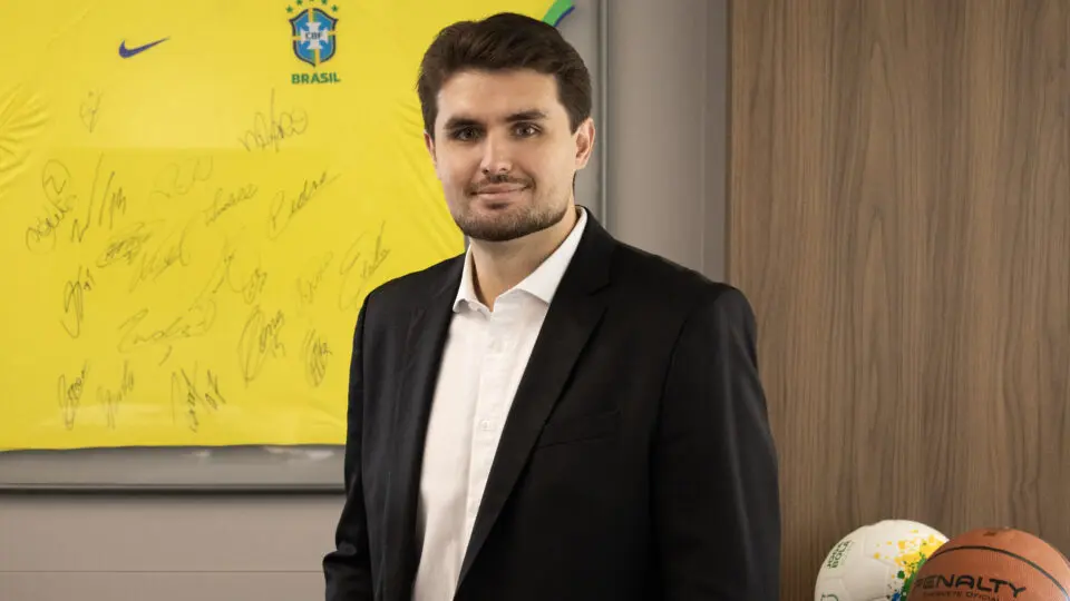 Dr. Pedro Henrique Zaithammer, especialista em Direito Desportivo do Suttile & Vaciski (SV Advocacia), comenta a importância da LIE Permanente. "A mudança confere ao setor a tão esperada estabilidade, removendo a vulnerabilidade. É um marco histórico que consolida o esporte como política pública de Estado."
