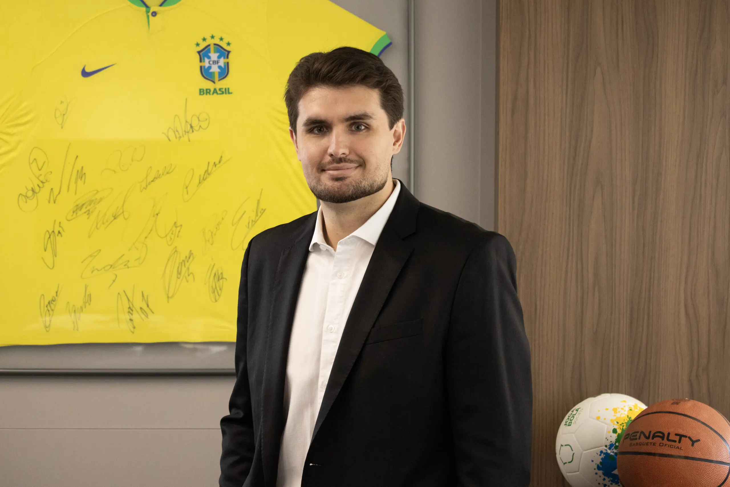 Dr. Pedro Henrique Zaithammer, especialista em Direito Desportivo do Suttile & Vaciski (SV Advocacia), comenta a importância da LIE Permanente. "A mudança confere ao setor a tão esperada estabilidade, removendo a vulnerabilidade. É um marco histórico que consolida o esporte como política pública de Estado."