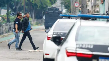Acusação: policial prende suspeito durante Operação Contenção. Para ONG presidida por advogada de Marcinho VP, o STF deve julgar as autoridades envolvidas na ação por tentativa de golpe de Estado.