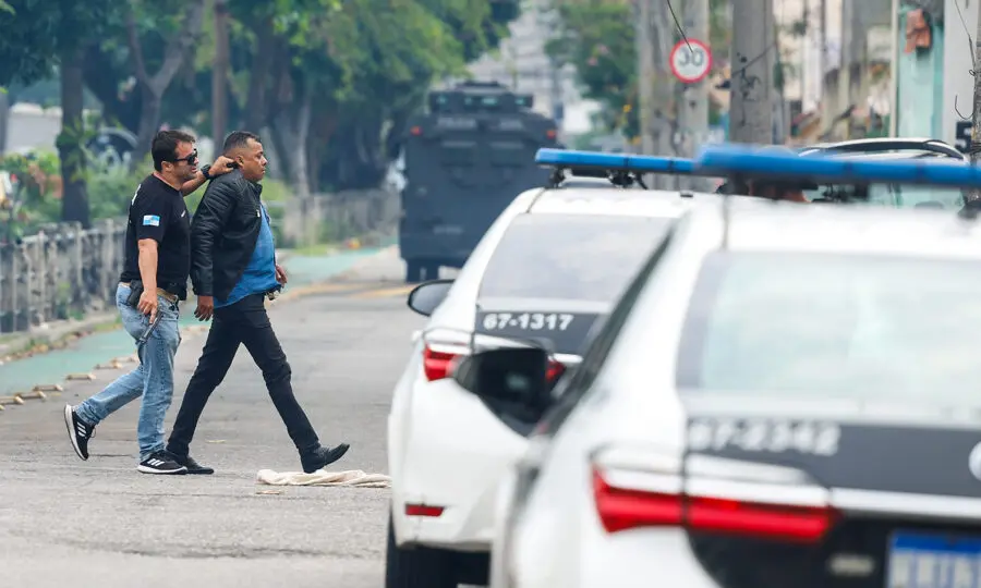 Acusação: policial prende suspeito durante Operação Contenção. Para ONG presidida por advogada de Marcinho VP, o STF deve julgar as autoridades envolvidas na ação por tentativa de golpe de Estado.