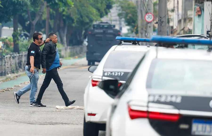 Acusação: policial prende suspeito durante Operação Contenção. Para ONG presidida por advogada de Marcinho VP, o STF deve julgar as autoridades envolvidas na ação por tentativa de golpe de Estado.