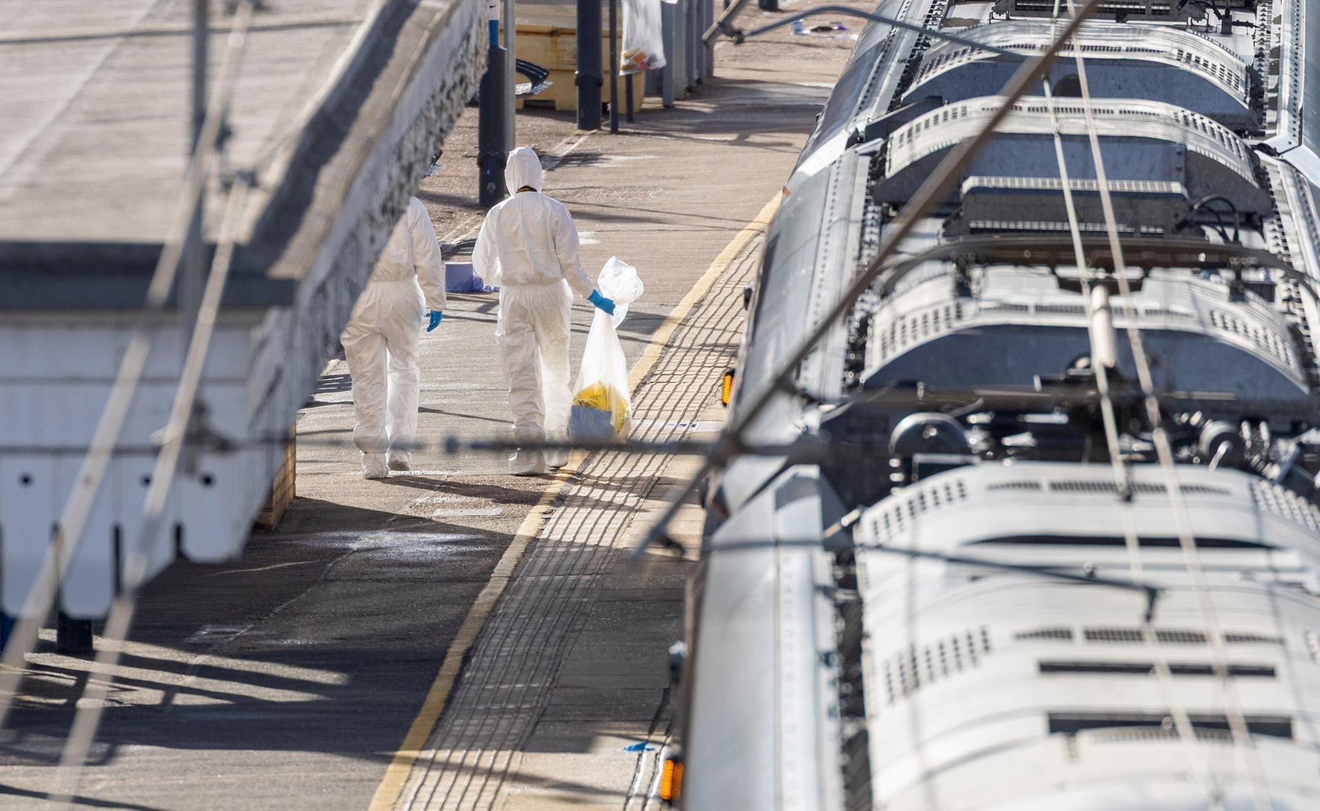 Urgente! Ataque Brutal em Trem na Inglaterra: Dezenas Feridos e Vidas em Risco!