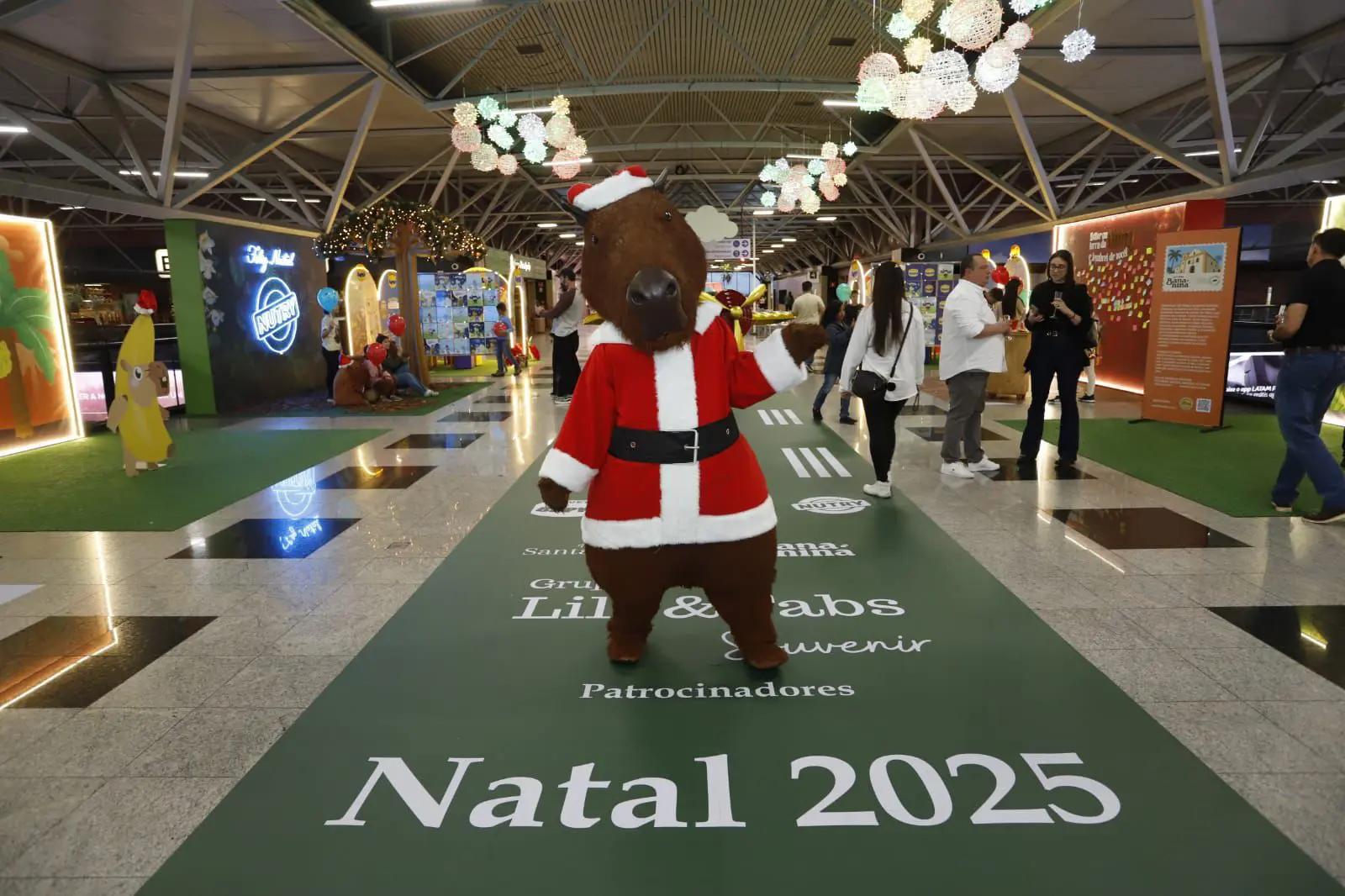 As capivaras natalinas do Aeroporto Afonso Pena dão boas-vindas aos passageiros e celebram o Natal com espírito curitibano