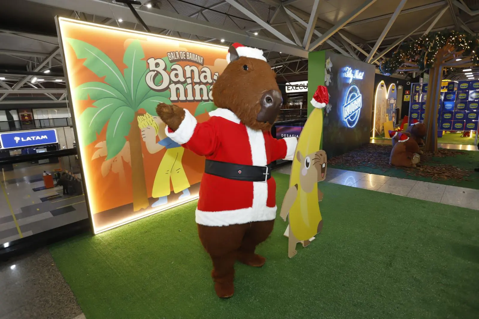 Espaços instagramáveis e decoração temática completam o cenário das capivaras natalinas no terminal de São José dos Pinhais