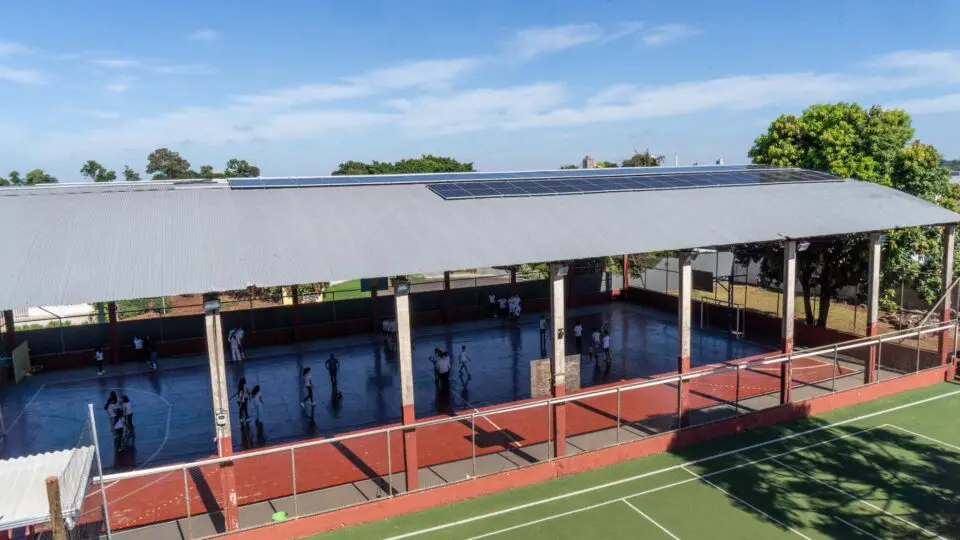 As usinas fotovoltaicas instaladas em escolas estaduais geram economia e energia limpa para a rede pública